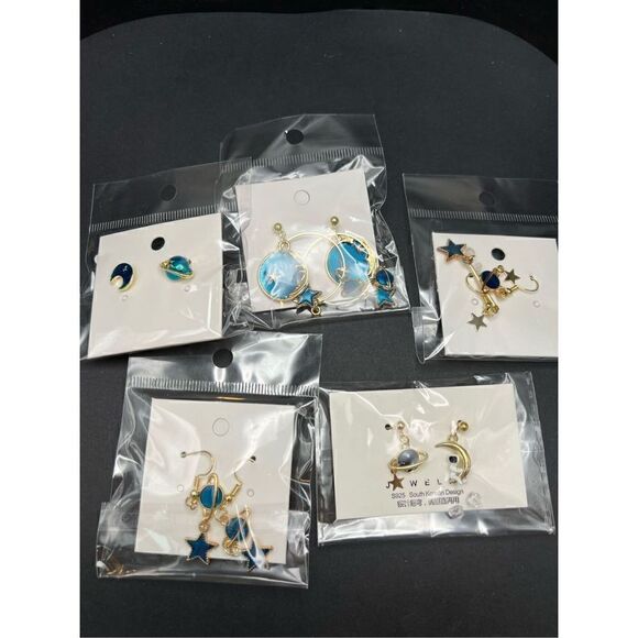 New! Mini Lot of Gold Tone Blue Space Astronaut Themed Fashion Earrings - Picture 1 of 6